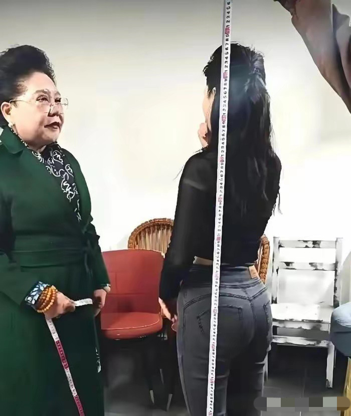 不服不行，何赛飞这身材，真不像六十多岁的