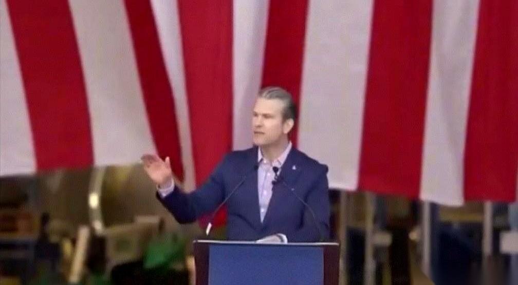 美国防长赫格塞斯，直接把话挑明了。他说，只掌控天空、海洋，甚至整个半球，都不够