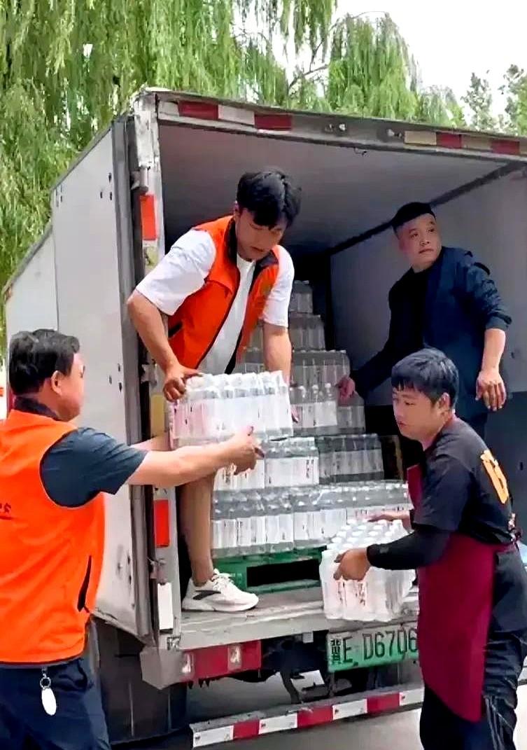 解清帅又双叒叕上热搜了！这次扛着成箱矿泉水蹲守高考现场，镜头前汗流浃背给考生