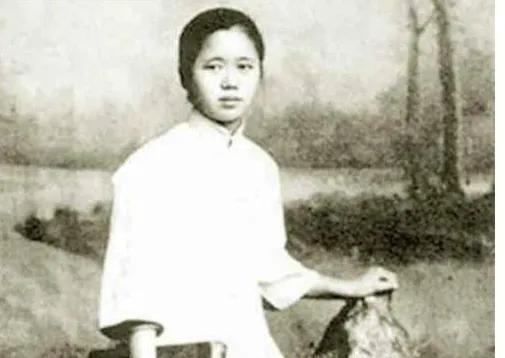1900年，美国檀香山，梁启超在晚宴上演讲，20岁的女翻译何蕙珍紧挨着坐，一股淡