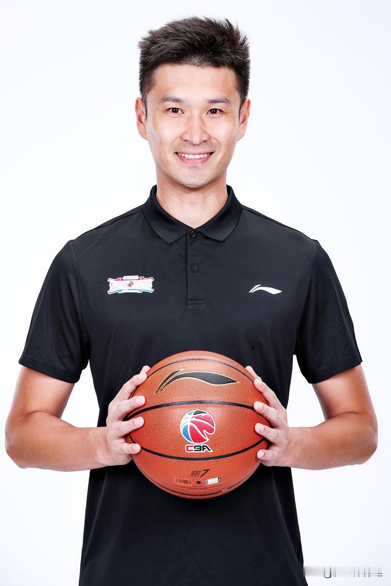 两支球队总经理下班后的快乐差距明显！朱芳雨被球迷号称CBA第一总经理，大家都