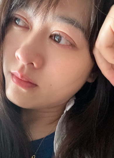 儿媳怀孕了，特别喜欢吃榴莲。亲家母经营水果超市，今天送来了两个大榴莲。我女儿也喜