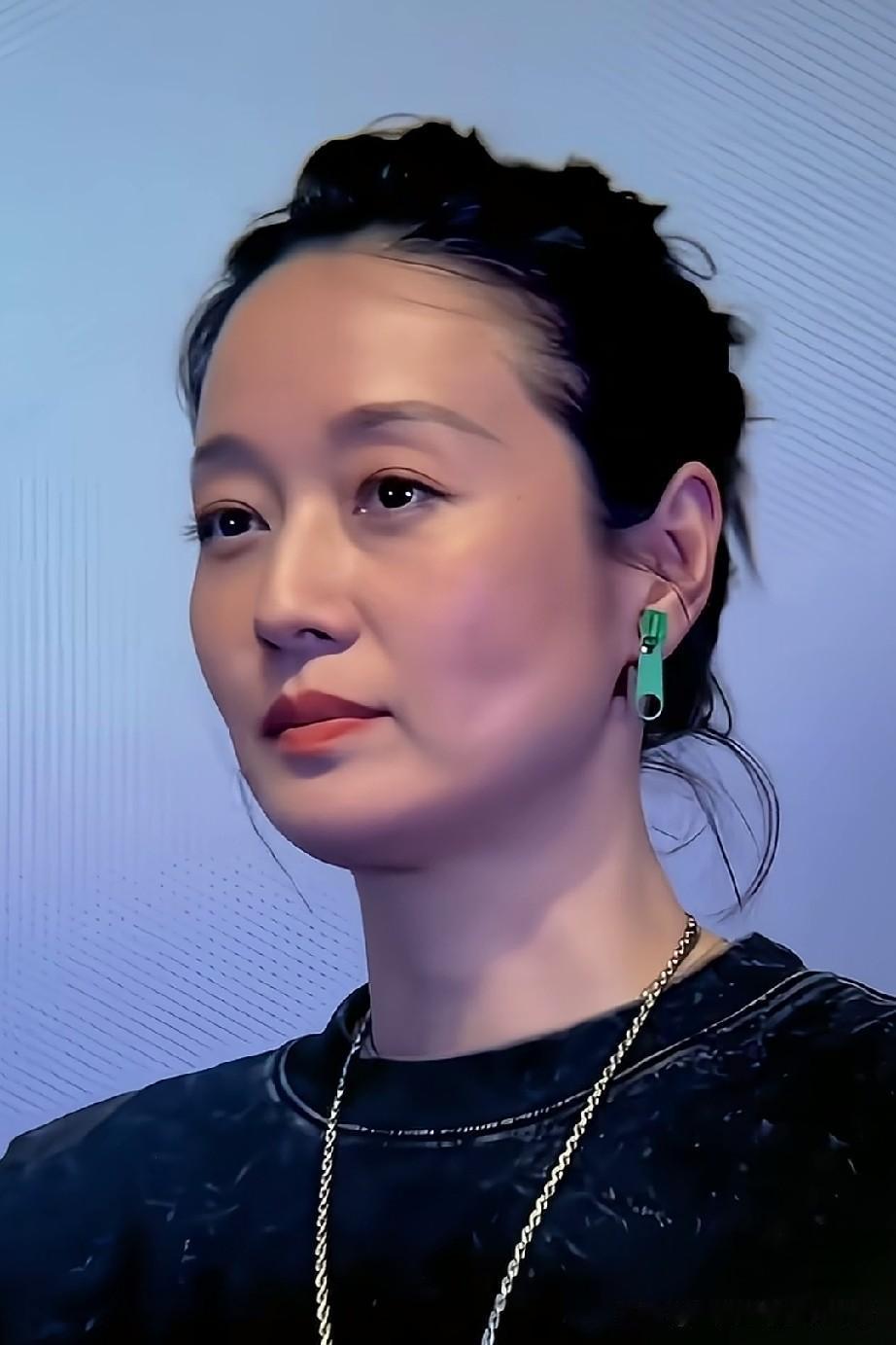 好久没看到马伊俐露面了，一下子苍老了许多，不过她也是五十岁的人了，这个状态也算正