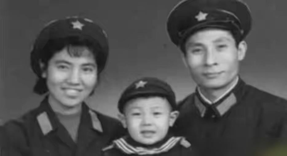 撒贝宁这人，在圈里算是个异类。一年N次拖家带口回武汉，次次被路人逮个正着，身边连