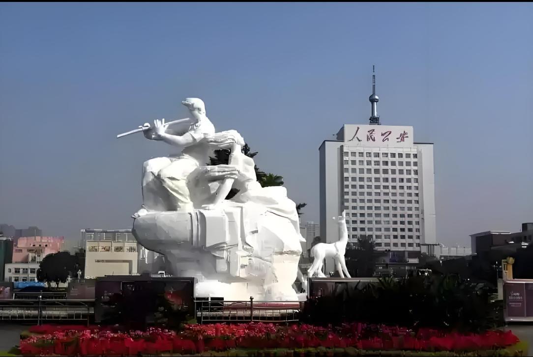 在山西太原的五一广场，曾经有这样的场景令人难忘。那些岁月里的点点滴滴唤起我们对往