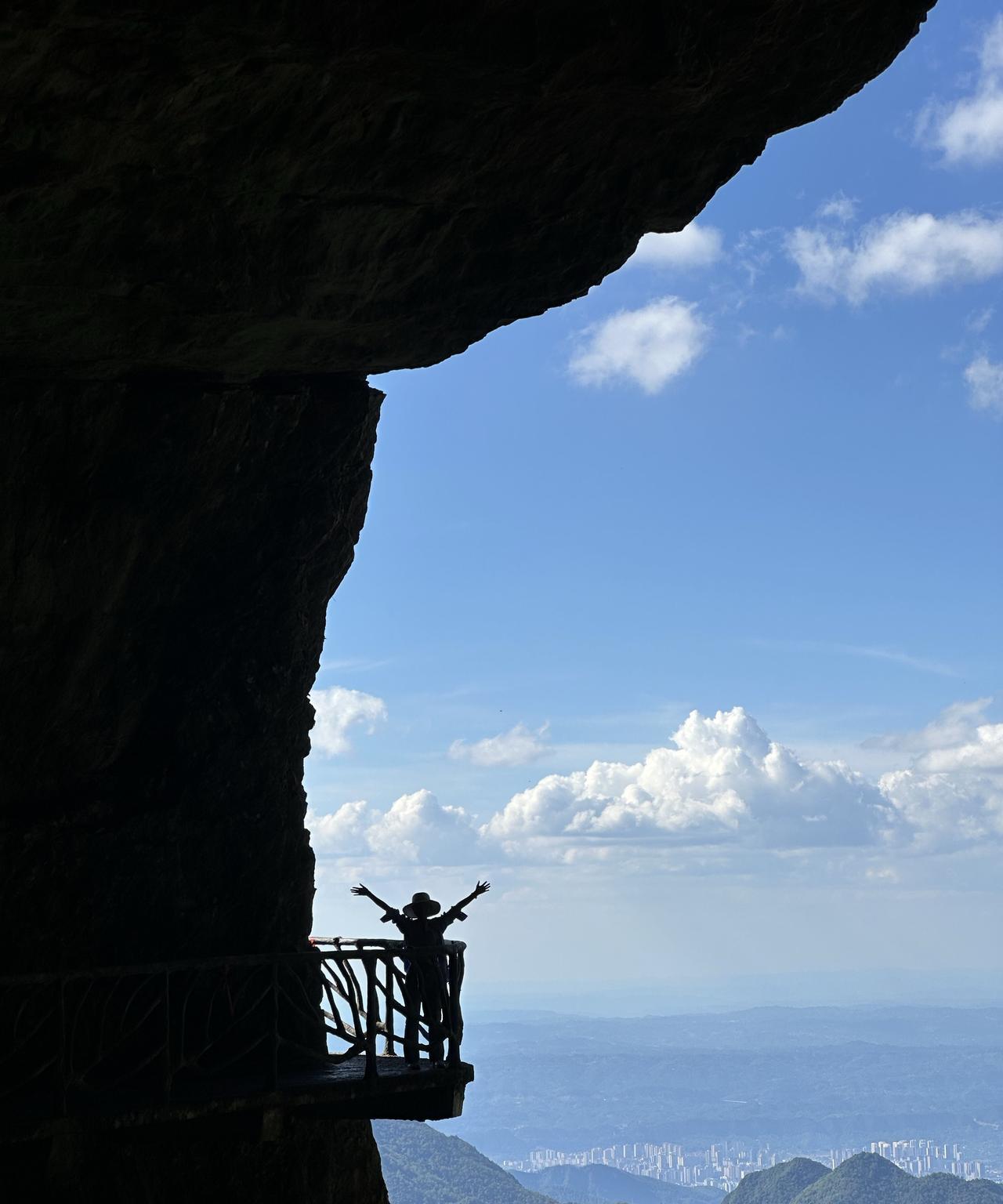 令人惊讶，海拔高度只有不到700米的重庆金佛山西坡景区大门口，凉风习习，大树下很