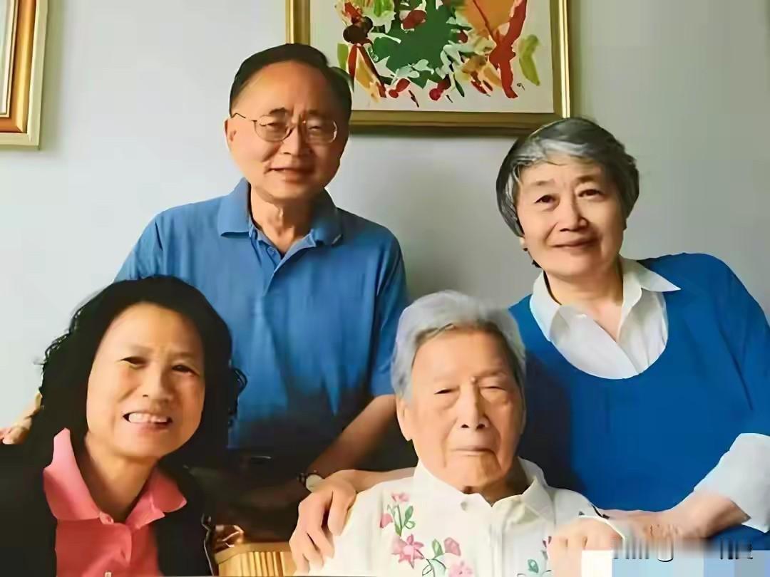 2012年，江姐之子彭云看望老同学谢小沁母亲的珍贵合影，江姐是人人皆知的英雄，而