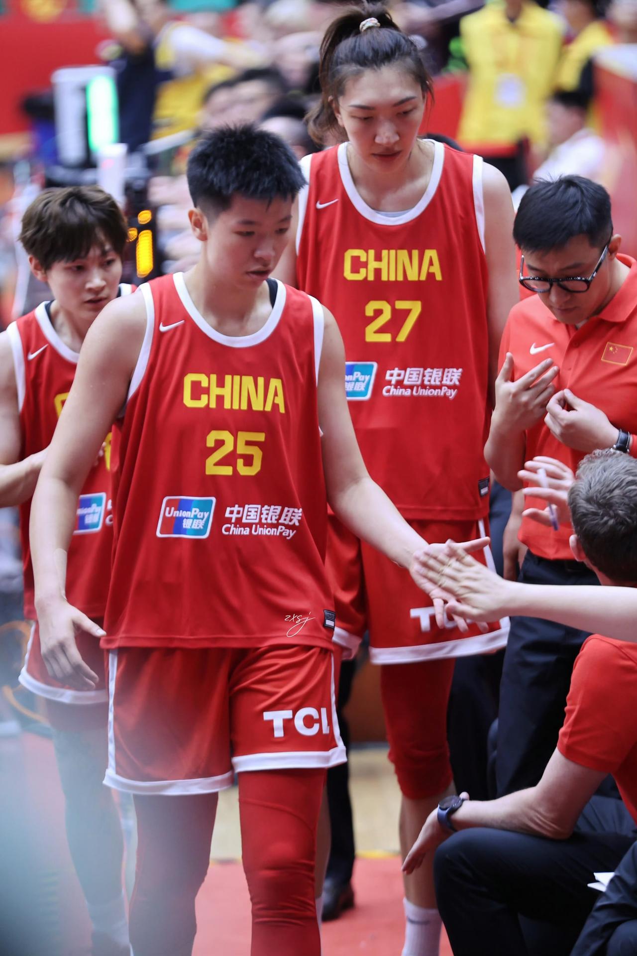 国际篮联是不是把我们中国女篮弄成众矢之的了？我为何这样说？因为这几天咱们