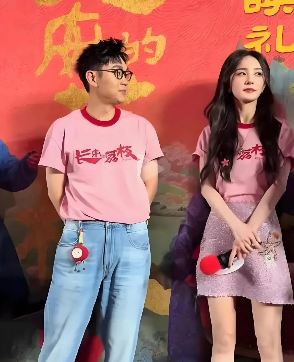大鹏，你这样我不知道要不要说你了！杨幂怕是头疼极了，这般眼神，躲也不是，