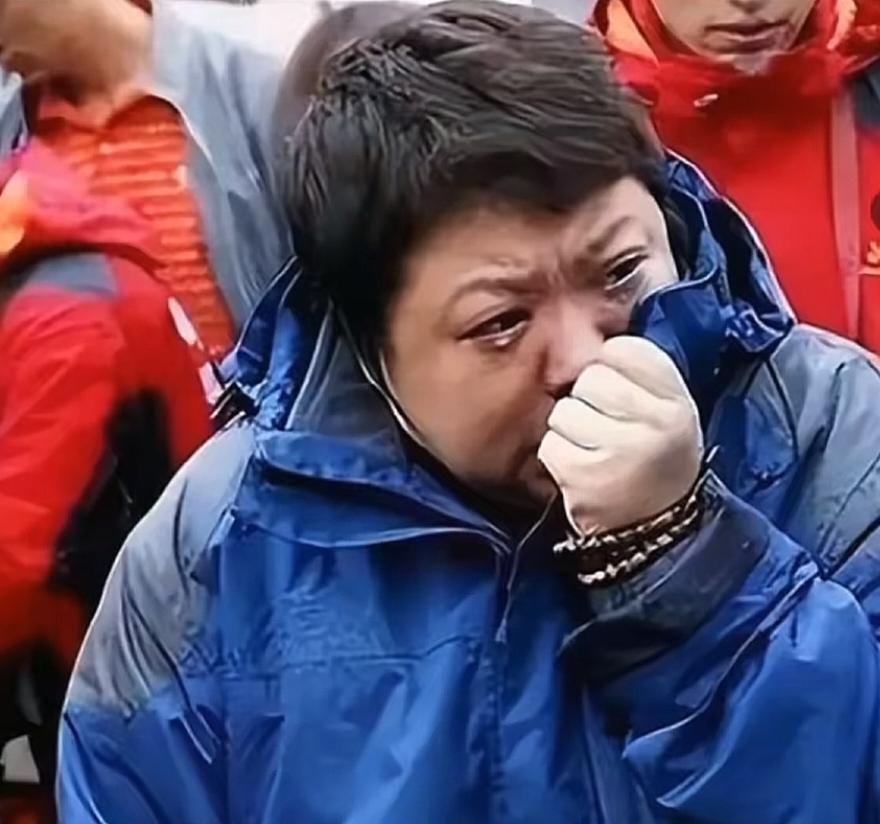 我发现了一个奇怪的现象，韩红去一次灾区，她都会哭，都会有她哭的很痛苦照片上传到网