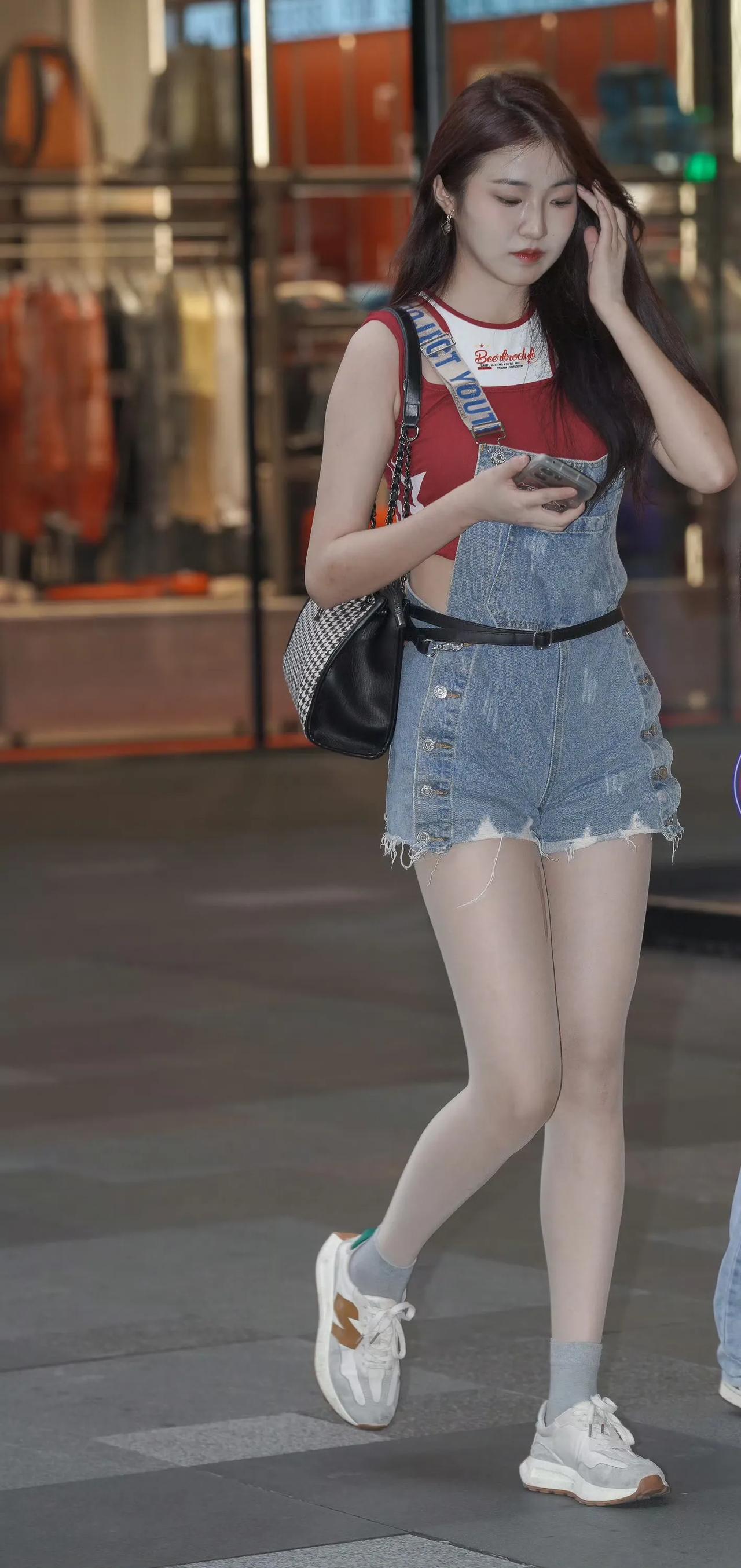 街头牛仔短裤肉色薄丝袜在夏日就是风景，真养眼！肉色丝袜肉色袜裤