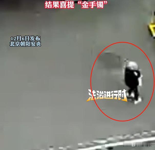 北京朝阳，一位大妈白吃白喝上瘾了，到了饭点就会溜达到自家楼下，货架上整齐的放置着