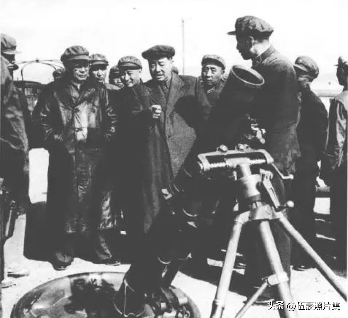 【开国功臣图片故事274】1959年10月，贺龙、叶剑英到北京南口靶场，视察北