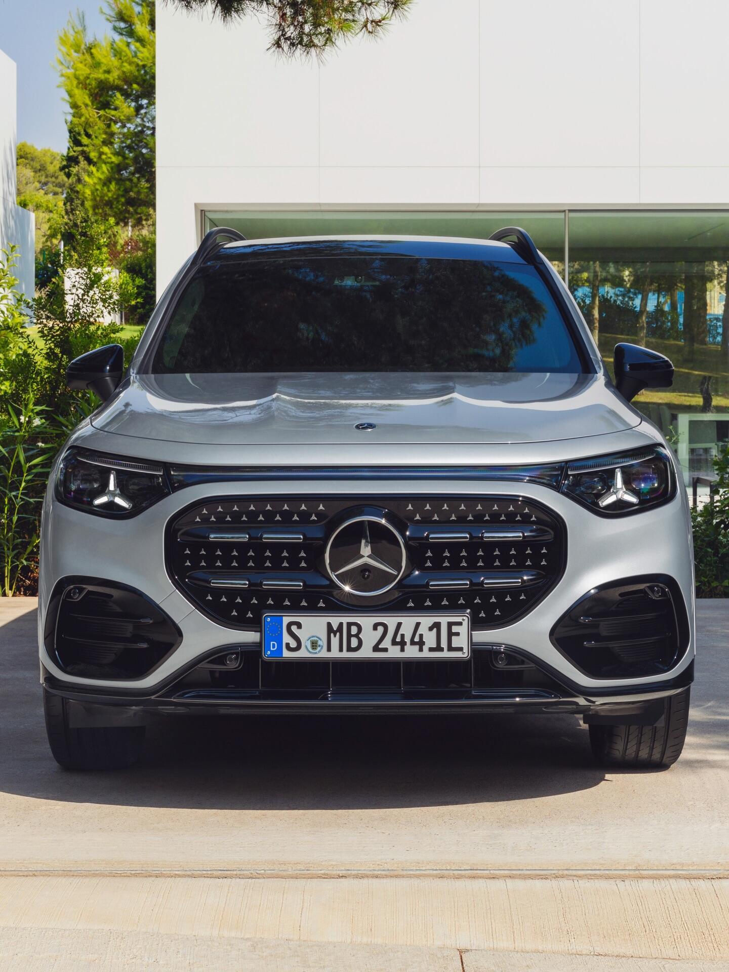 全新奔驰GLB来了是一个细节很耐看很精致的设计整体造型依旧带点野性在奔驰的SUV