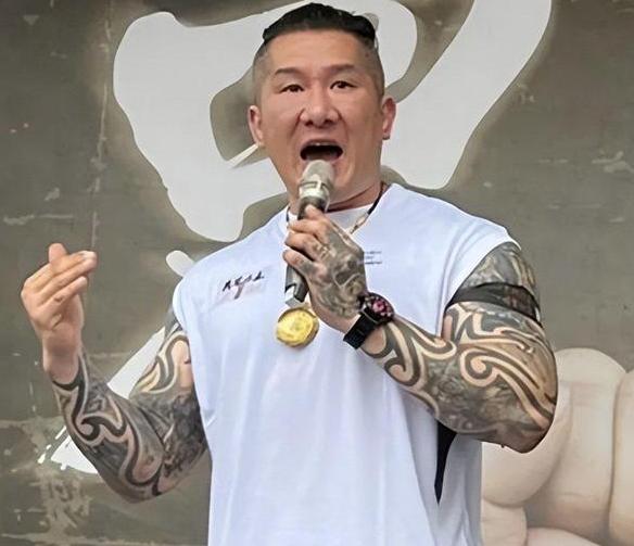 这件事成了馆长心里的一根刺！馆长这回真的被伤透了心。以前被绿媒嘲讽、被