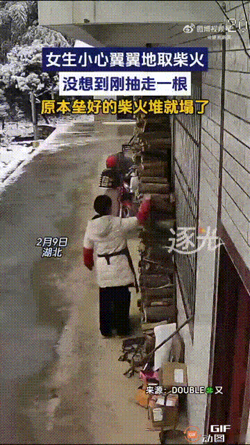 真能惹祸啊！湖北一名女生回家过年，妈妈叫她出去门口屋檐下，拿根柴火进来烧饭，她看