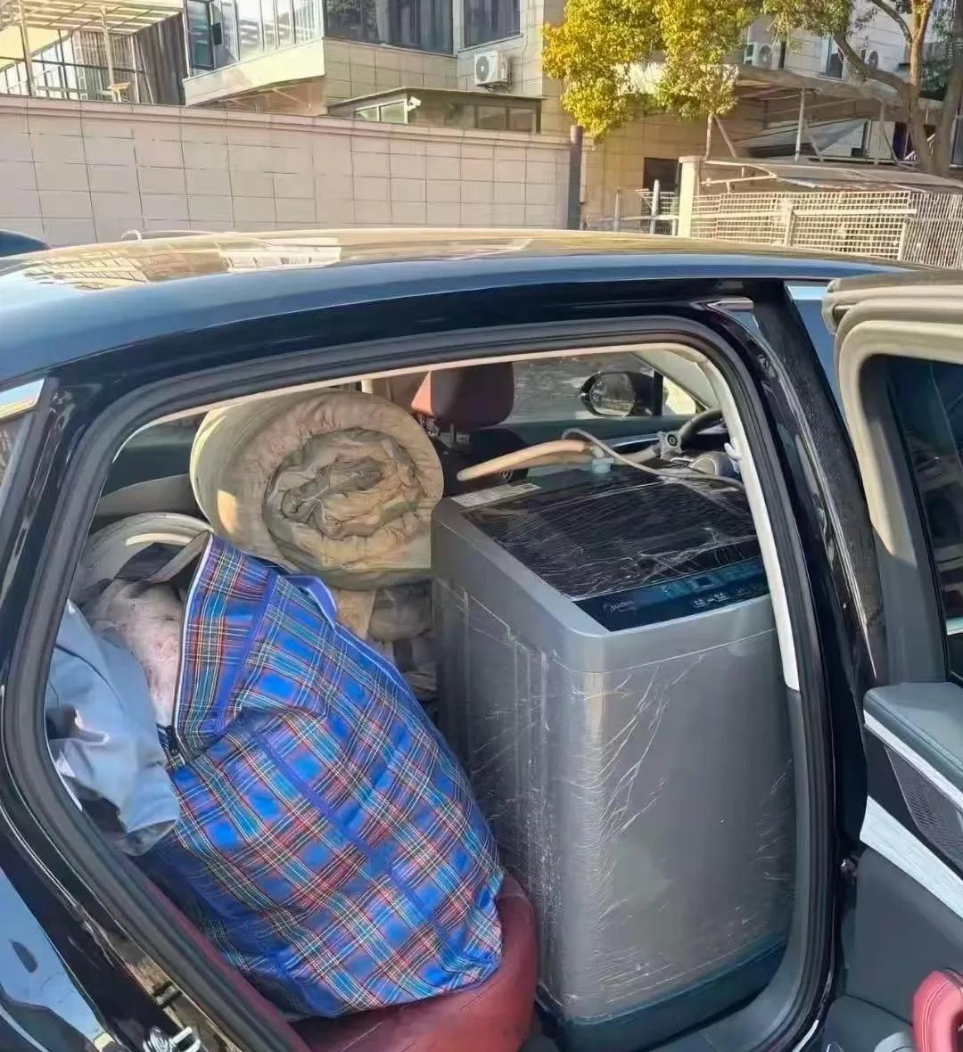 打工人开车回家过年，洗衣机放进去就算了，怎么还把电动车给装进去