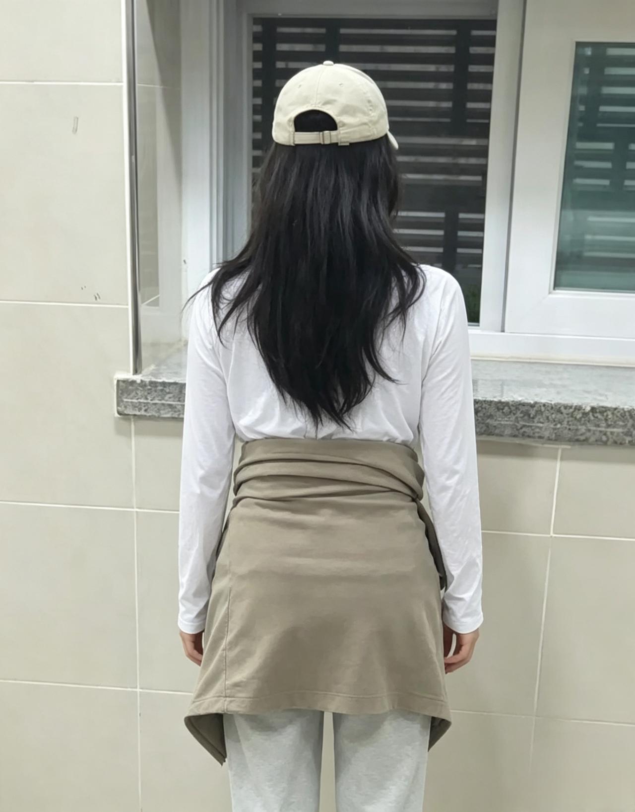 素衣轻裹软腰身，浅褐围裙束柳筠。长发垂肩藏媚骨，背立窗前自成春。