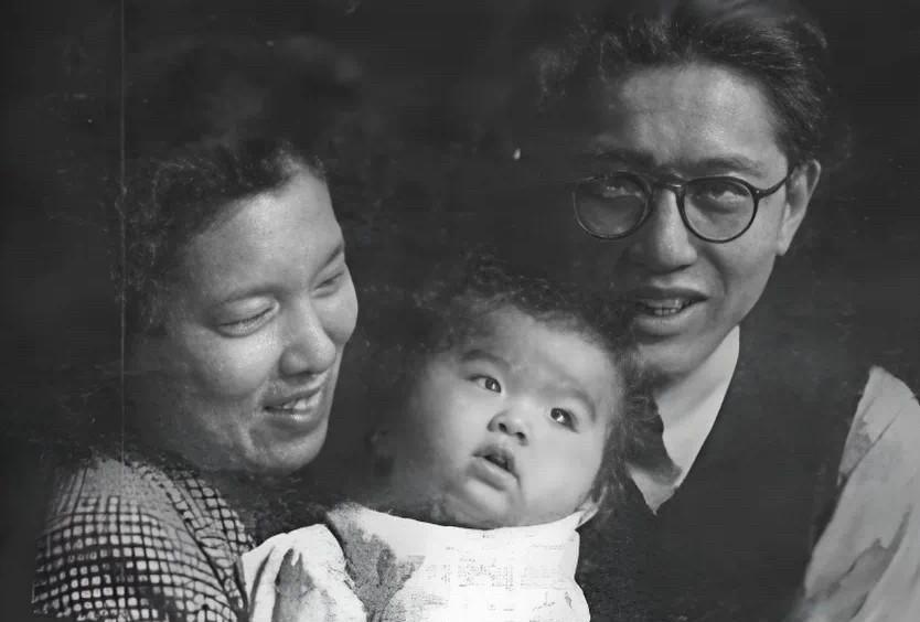 三张乔冠华和龚湃女儿乔松都的老照片，以及背后那些鲜为人知的历史。1952年，中