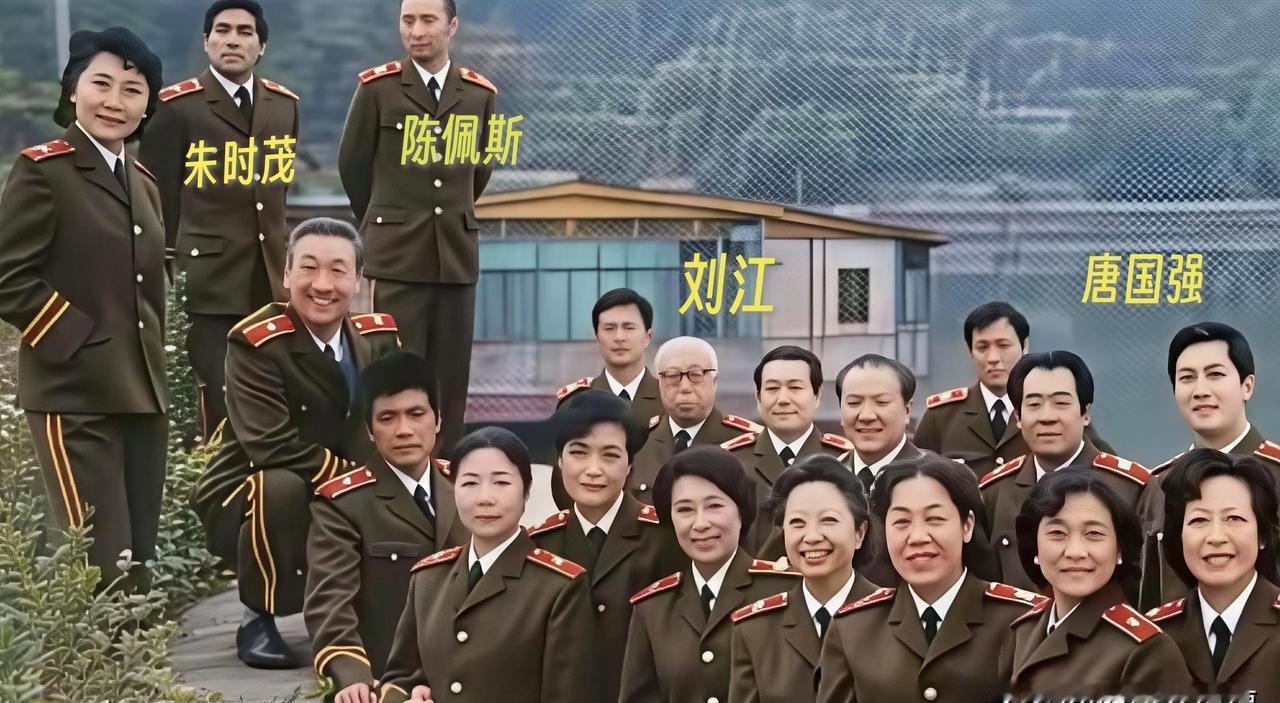 这张1985年长春的剧组合影，透露出一个鲜为人知的电影黄金时代。当时的中国电影