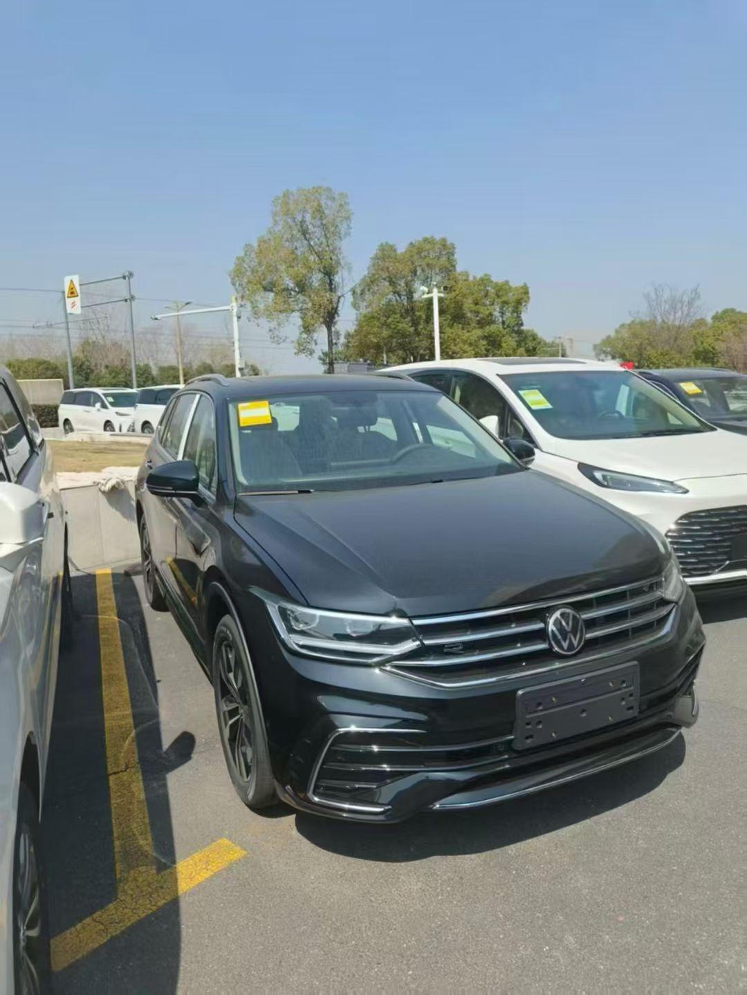 大众途观L的外观稳重大气，比较适合家用，也很适合结婚用。德系线条非常耐看，车头车