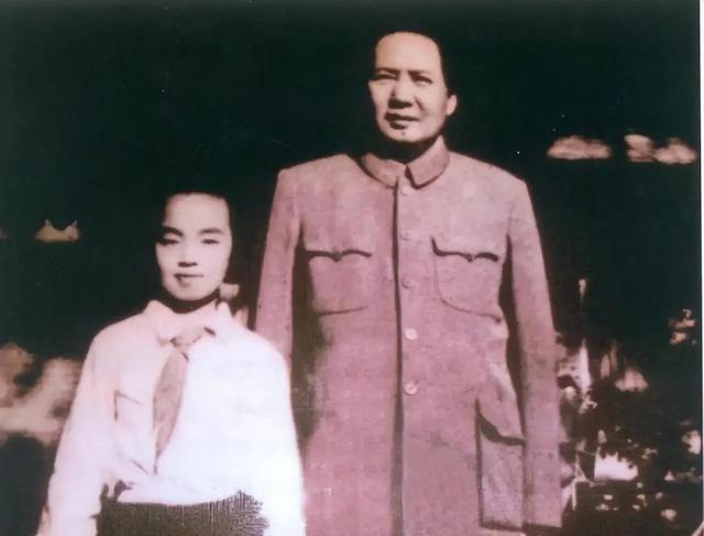 1952年6月1日，毛主席在接见少先队员代表时，听闻有一名孩子名叫左太北，亲切的
