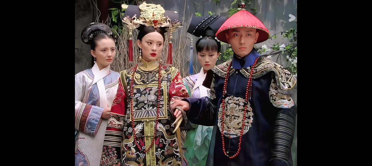 重温《甄嬛传》果郡王最后一次牵甄嬛的手，那种“亲手把心爱之人推给别人”的痛，隔着