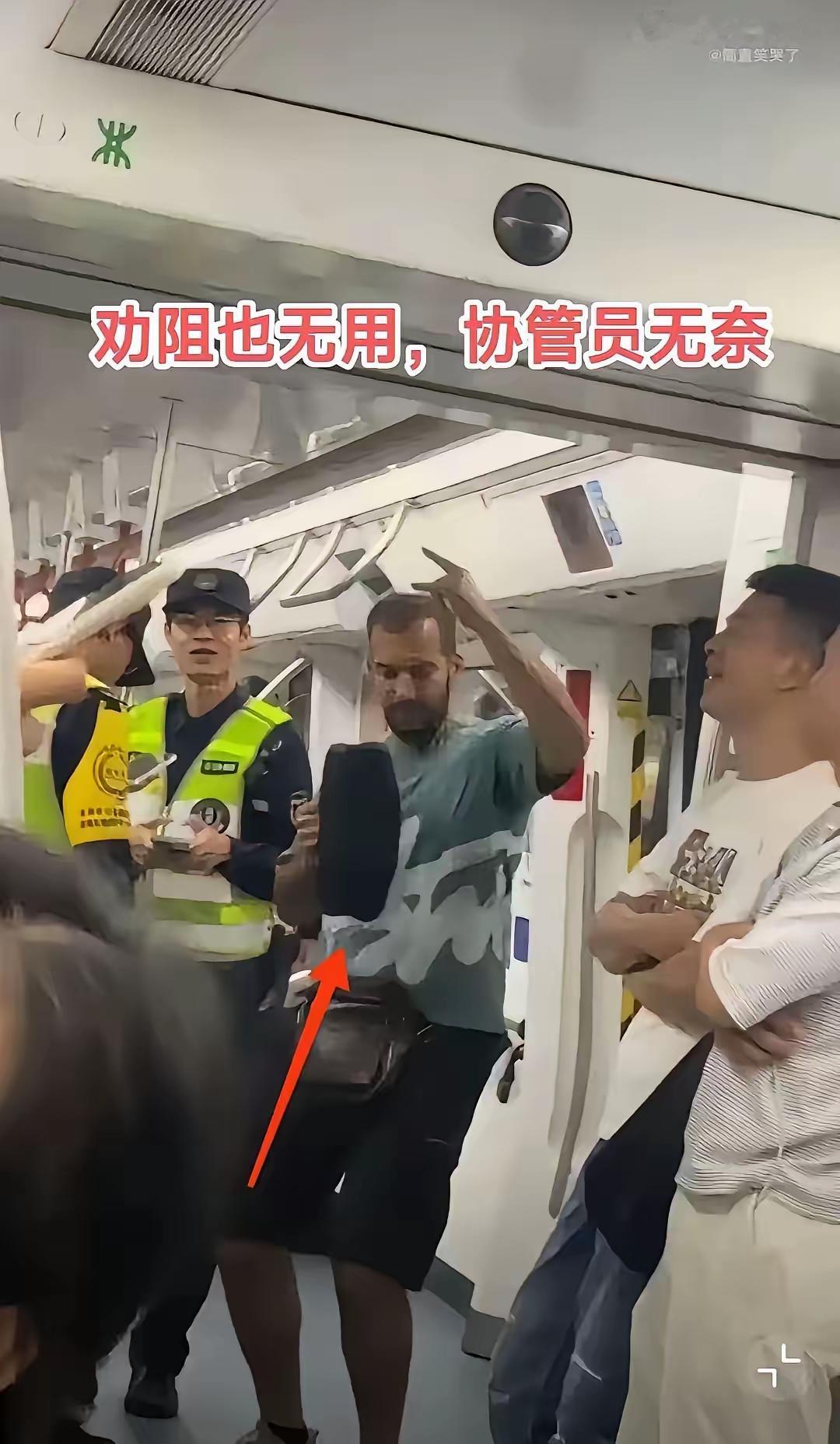 7月19日深圳地铁8号线，几名外籍人士携带音响，占据过道播放噪音跳舞。乘务员与协