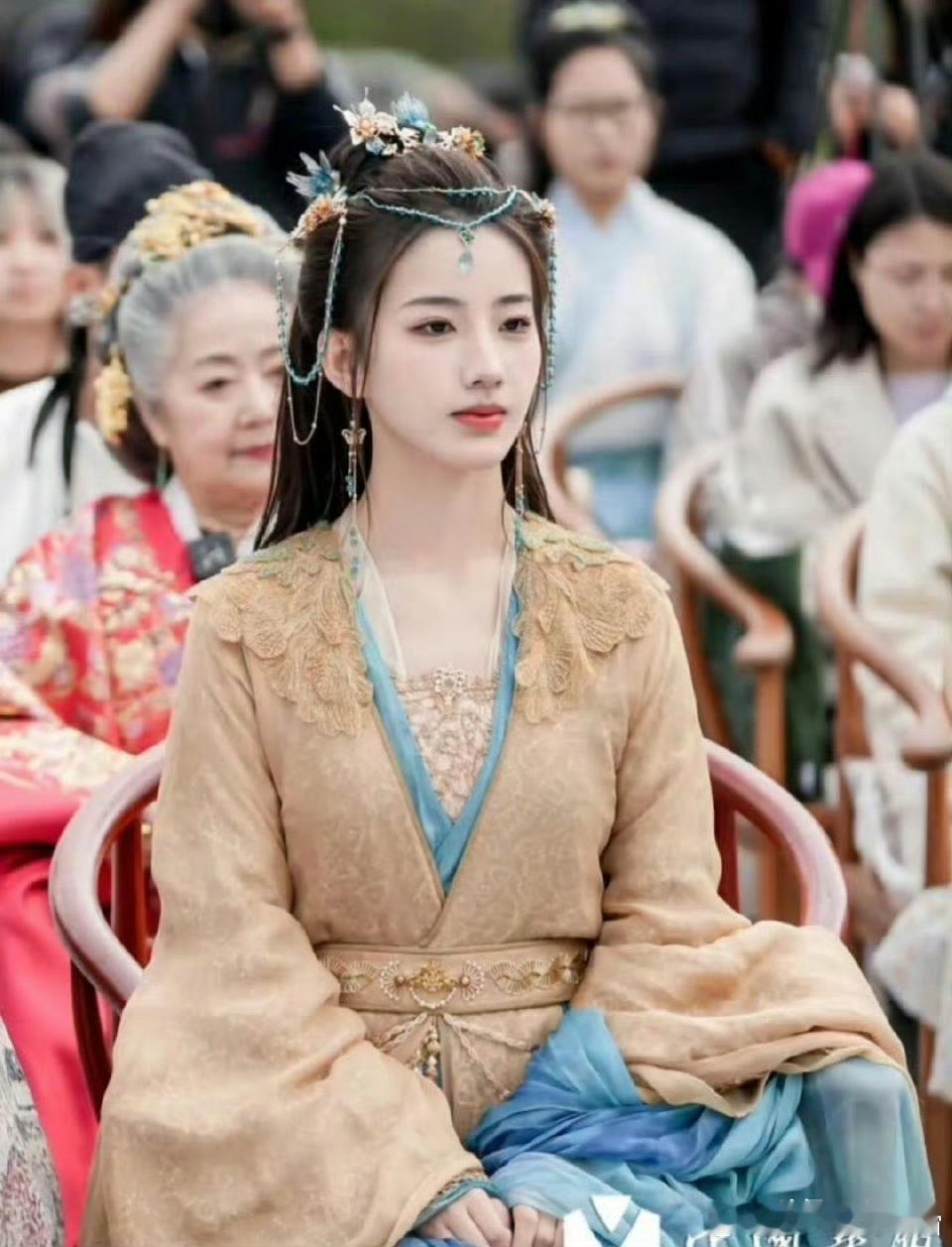 白鹿在《长月烬明》里的这套经典妆造被反复拿出来用，多少有点“穿纯元故衣”那味了。