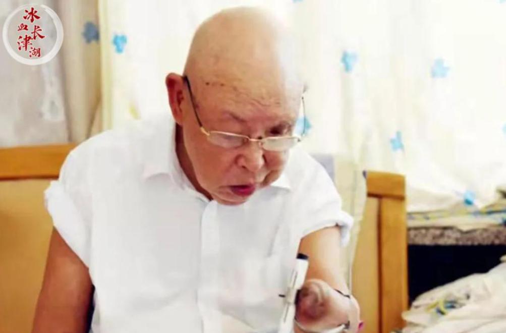 1950年，长津湖战场上，一个被美军补刀划开肚子的17岁少年，靠着零下40度的严