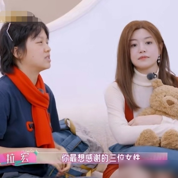 离婚一年半后，陈妍希列出生命中最重要的人，前夫陈晓查无此人，连亲生儿子都得往后排。博主把话筒怼到她面