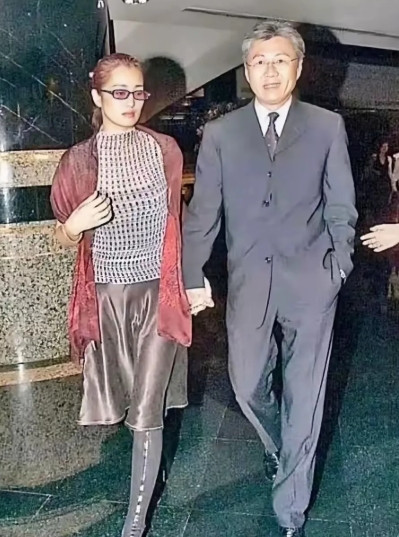 巩俐只是没有生过孩子，她可从来不缺男人！咱们娱乐圈的第一导演张艺谋都当过她的男朋