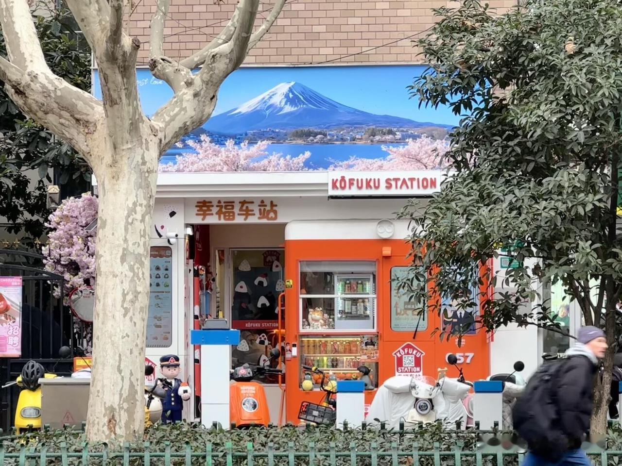 当失业的我遇见体制内的朋友背景是这周末来自体制内两位朋友来上海找我玩我们都是