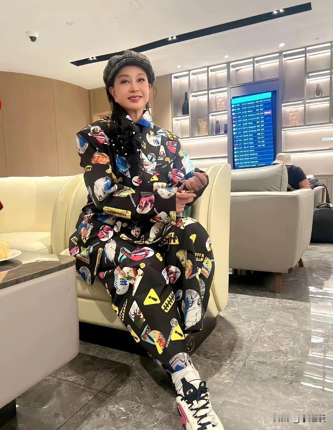 75岁的刘晓庆凌晨三点在朋友圈晒自己的照片，仔细看，她的耳朵很奇怪。不得不说