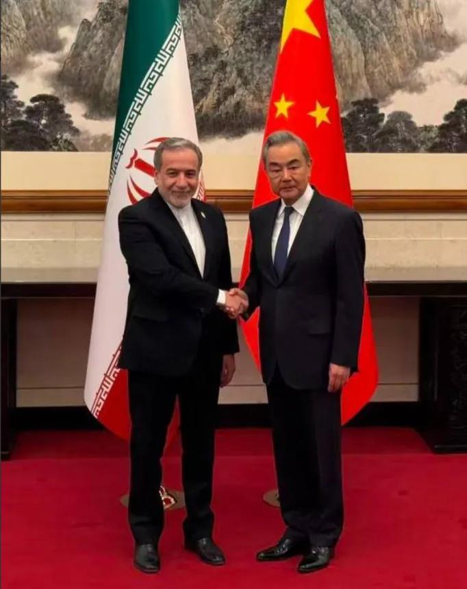 中伊谈完了！伊朗认可中国方案，临走前：王毅给伊外长提了一个醒这次伊朗外长阿