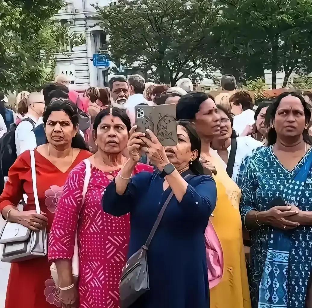 最近上海外滩的一批印度游客，突然就火遍了全网。别人来外滩旅游，都是举着手机疯狂