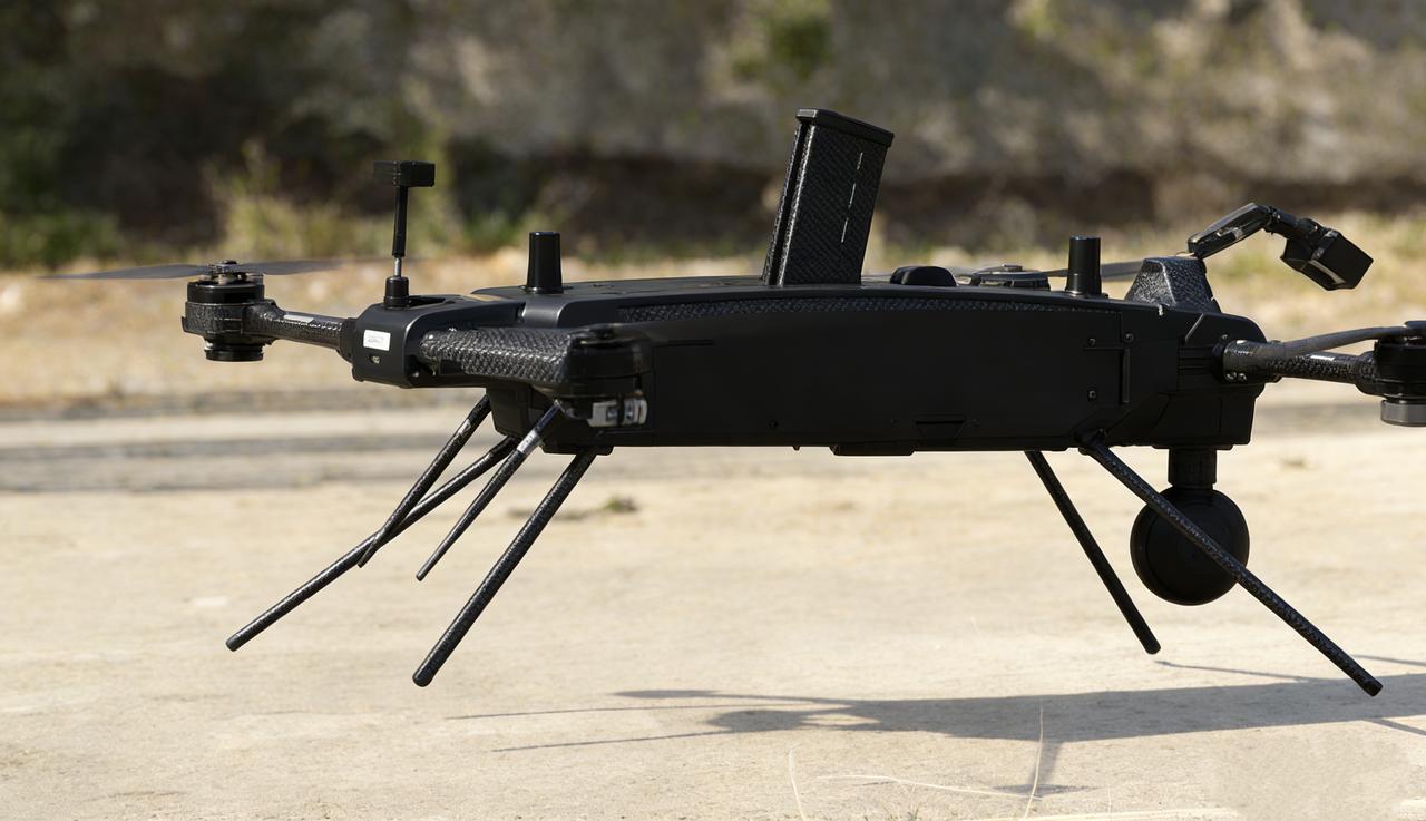 中国无人飞枪曝光！近日央视军事节目公布了中国无人飞枪实弹演练的画面，一下子就