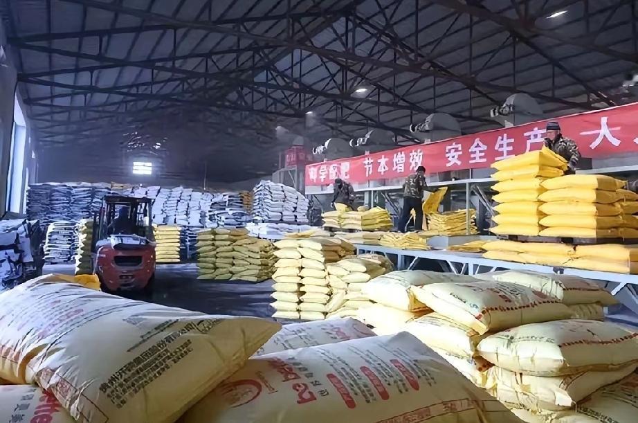 全球化肥荒炸了：国际尿素5200元/吨、印度跪求800万吨、多国面临粮食危机。