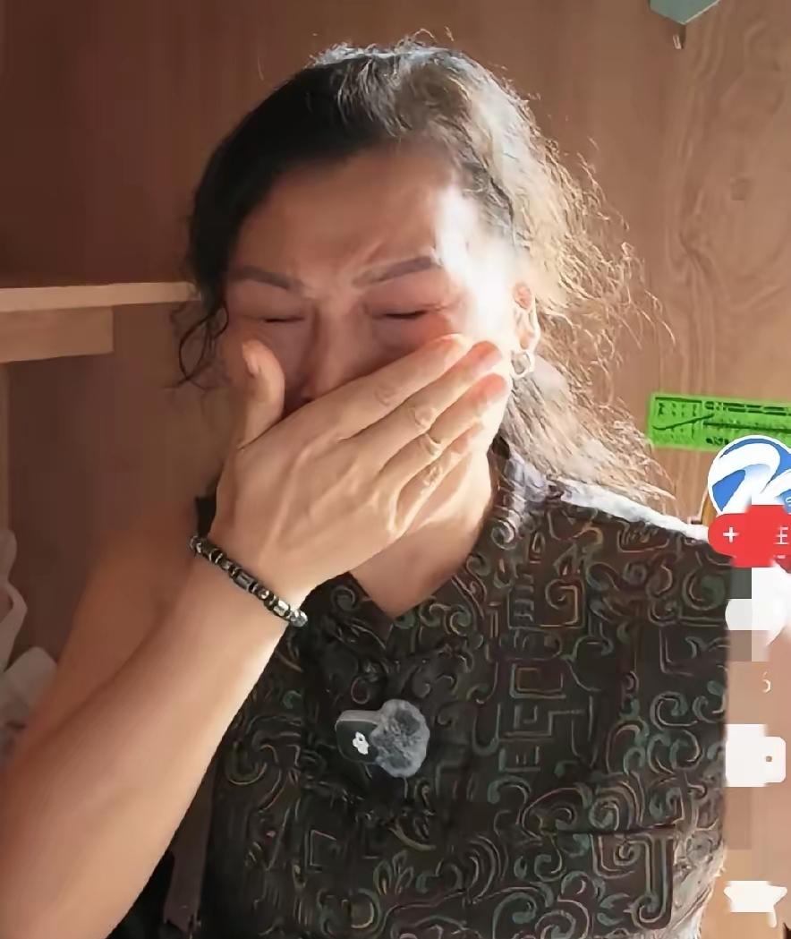 瞬间破防！湖南一位妈妈千里奔赴浙江，送儿子远赴他乡读大学。忙前忙后把宿舍床铺铺好