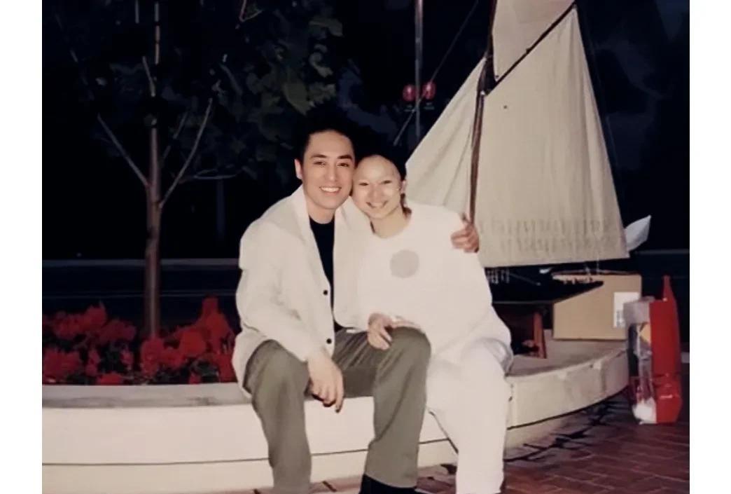 2000年，张艺谋与女友陈婷的留影旧照，尽管那时候张艺谋已年过半百，但看起来依然