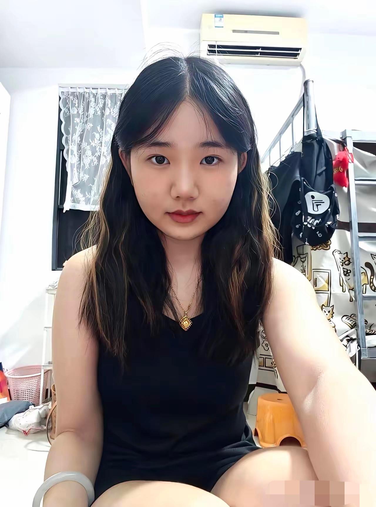 大三女生说，为了减轻父母的负担，同宿舍同学们都回家过中秋和国庆了，她为了省点来回