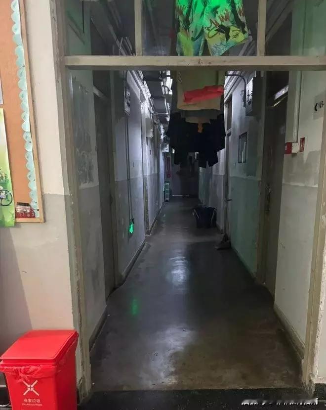 清华宿舍引争议！新生吐槽条件差，背后藏着大学的“另类公平”“后悔考进清华了