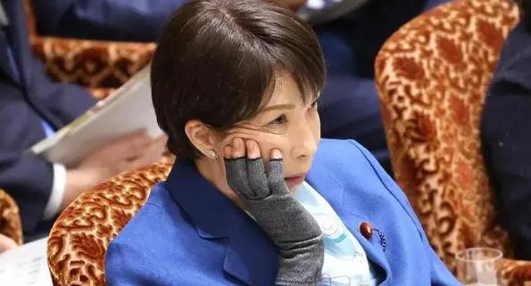 日本终究还是没顶住，高市早苗终于对外放话了！这次消息来得很直接，日本政府已经