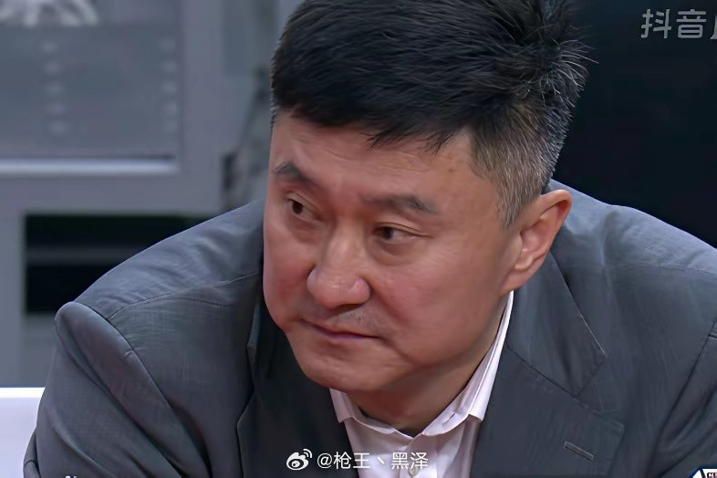 太恐怖了！杜峰替补席全程黑脸，时不时的苦笑，估计连自己都无法相信，自己的主场能被