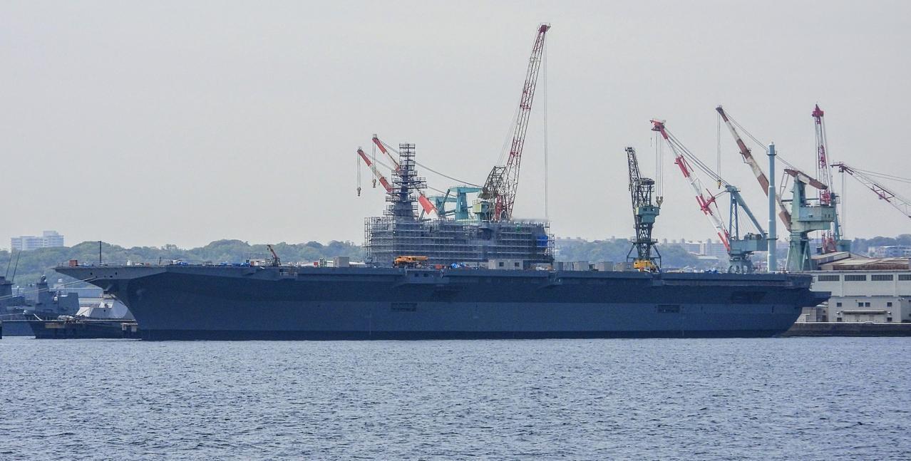 改装中的日本海自出云号轻型航母舰艘已经拉平，舰岛改装中