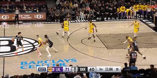 再来一个！詹姆斯再次上演反击飞扣！在今天NBA常规赛湖人对阵篮网的第三节比赛中