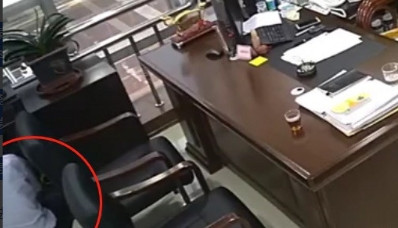 广西柳州，两男子为了收集领导贪污、受贿的证据，在领导办公室偷偷安装了一个摄像头，