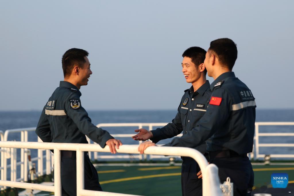 海警3302舰在黄岩岛值守南海态势