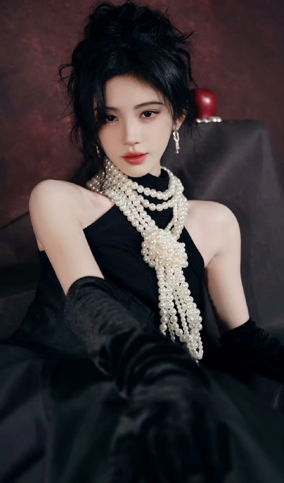 鞠婧祎彝族服饰路透小鞠，你怎么可以美成这样！让ai修图我都不敢这样...太美了，