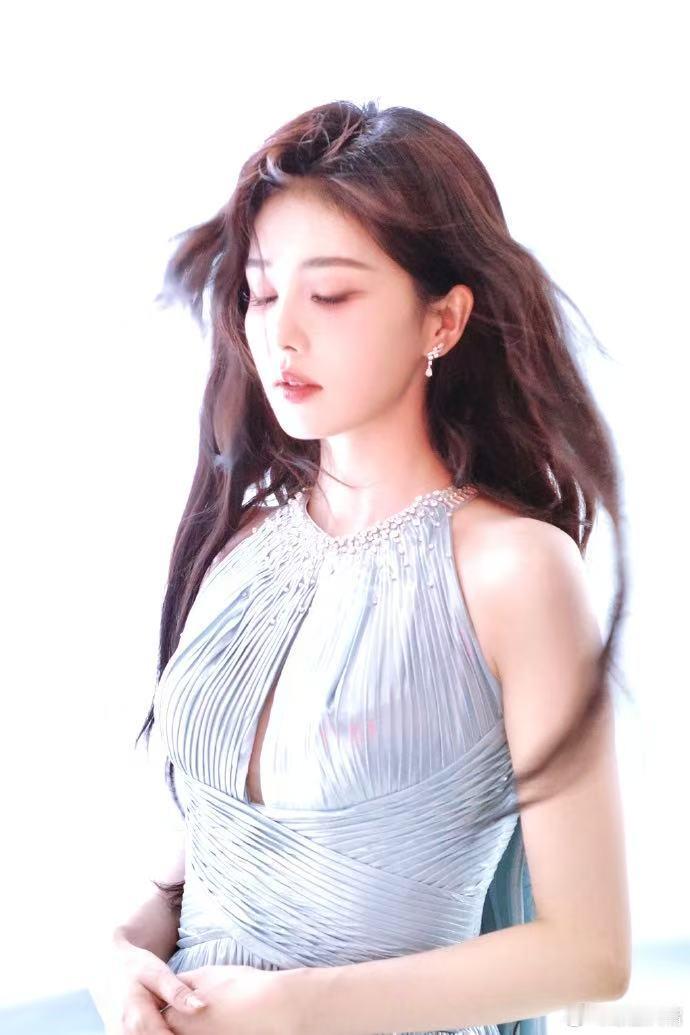 白鹿很忙但不知道在忙什么白鹿认真笨拙的样子太可爱，节奏比拼只顾着盲目忙活，忙得